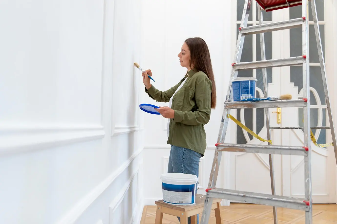 mujer tiro medio pintando pared casa 23 2149098981